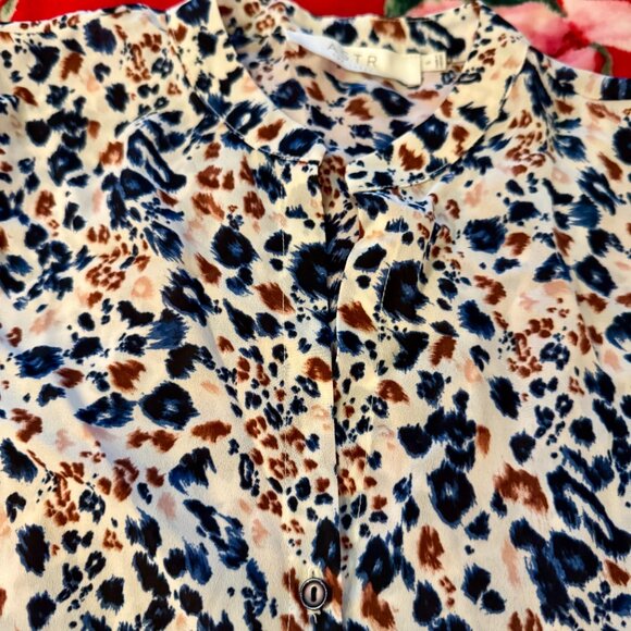ASTR The Label Blue Multi Leopard Belle Ruffle Sleeve Blouse Women’s Medium - Picture 7 of 15